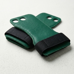 Poignées de gymnastique confortables à 2 trous avec un matériau robuste et un design facile à ajuster. Les poignées de gymnastique à 2 trous aident à améliorer l'entraînement. - Product Image 2