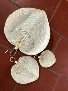 Éventail artisanal vietnamien traditionnel écologique en bambou sculpté, raphia, feuilles de palmier et paille tressée pour l'été - Product Image 1