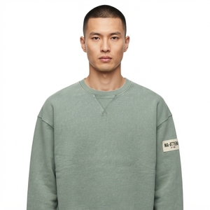 เสื้อสเวตเชิ้ตคอกลมสีเขียวเซจสำหรับผู้ชาย แขนยาว แต่งแถบผ้าแบบยูทิลิตี้ สไตล์ลำลอง สตรีทแวร์ - Product Image 1