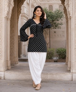 Kurti Exclusivo de Algodón Negro Estampado con Pantalones Patiala Blancos, Ropa Casual Tradicional India, Kurtis hasta el Tobillo con Encaje Kodi - Product Image 1