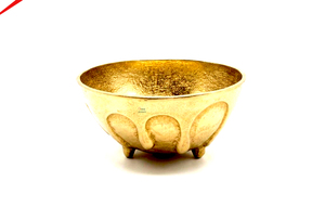Bol décoratif antique à trois pieds, bol de service en métal texturé fait à la main pour la décoration de la maison et la vaisselle d'hôtel - Product Image 3