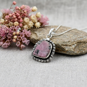 Pendentif en Zoisite Rubis Naturel de Forme Irrégulière, Pendentif en Laiton avec Pierre Précieuse, Pendentif Statement Fait Main, Bijoux OEM ODM Vente en Gros - Product Image 3