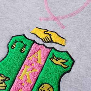 Sudadera Unisex AKA Grey Stripe Chenille Crest con Cuello Redondo, Bordado de Letras Griegas, Ajuste Cómodo, Ropa Casual Premium - Product Image 4