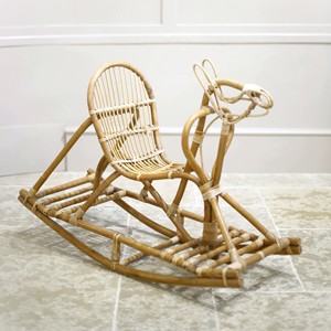 Les enfants chevauchent des animaux jouets faits à la main en rotin, des chevaux à bascule, à prix compétitif. - Product Image 2