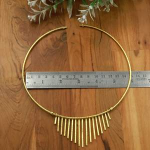 Collier ras du cou artisanal en laiton plaqué or avec franges et pointes martelées, vente en gros - Product Image 3
