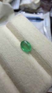 Esmeralda Colombiana Natural Certificada de 7x5 MM, Corte Ovalado, Color Verde Intenso, Piedra Preciosa Suelta de 0.98 Quilates - Product Image 4