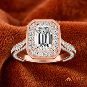 Bague de fiançailles de luxe plaquée or rose avec moissanite taille émeraude et pierres latérales serties, cadeau idéal pour femme, mariage, fête ou anniversaire - Product Image 2