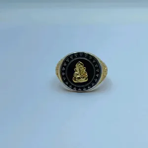 แหวนตราประทับสำหรับผู้ชายชุบทองคำ 22K อย่างประณีต พร้อมลวดลายพระพุทธรูปพระกฤษณะนูนบนพื้นผิวหินออนิกซ์สีดำขัดเงา - Product Image 3
