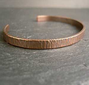 Bracelet manchette minimaliste en laiton fait main, forme ronde, couleur or rose - Product Image 2