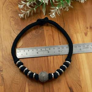Collier ras du cou tribal noir en fil, plaqué argent oxydé, avec perles, collier statement fait main, bijoux ethniques afghans - Product Image 2