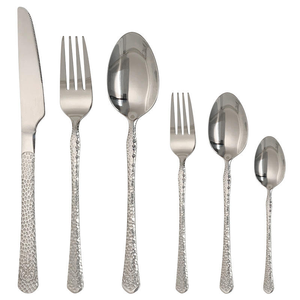 Juego de cubiertos de acero inoxidable ecológico plateado con mango retro martillado, cuchillo, tenedor y cuchara para bodas y fiestas, efecto espejo - Product Image 1