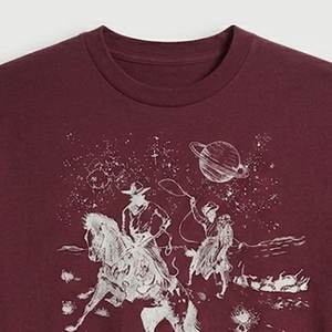 Nouveaux T-shirts pour hommes personnalisés avec logo imprimé DTF, couleur bordeaux, pour un style vintage Highstreet, col rond, tissu respirant et confortable - Product Image 5