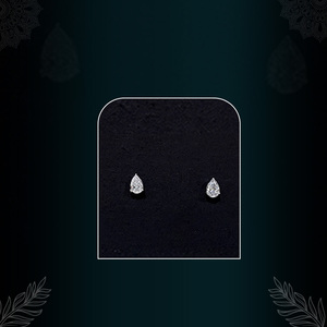 Boucles d'oreilles clous en or blanc de laboratoire, clarté VVS-VS, taille poire, certifiées HRD, design classique, charme moderne, look royal pour femme - En promotion - Product Image 1