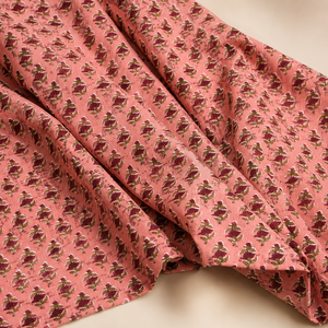 Tissu en coton imprimé à la main, motif floral Buta vert sarcelle et pêche, doux et respirant, idéal pour la confection de robes, de Kurta et la décoration intérieure. - Product Image 3