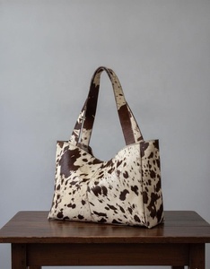 Sac fourre-tout unisexe en cuir véritable à imprimé vache, grande capacité, style hobo, avec poignée souple et fermeture éclair, sac à bandoulière tendance pour le quotidien - Product Image 2