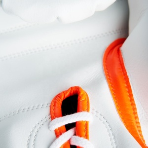 ถุงมือชกมวย Fly Super Lace สีขาว/ส้ม คุณภาพหรูหรา ขายดี สำหรับฝึกซ้อมมืออาชีพ ผลิตจากหนังวัวแท้ - Product Image 4