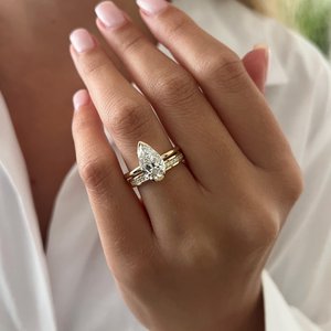 Ensemble de bagues de fiançailles minimalistes demi-serties avec diamant de laboratoire en forme de poire de 2 carats, or jaune UNIQUE, solitaire et alliance - Product Image 1