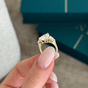 Bague à trois pierres en diamant de laboratoire de 4 carats, forme poire, certifiée IGI et pureté VVS, bague trilogie bicolore en diamant, à vendre - Product Image 3