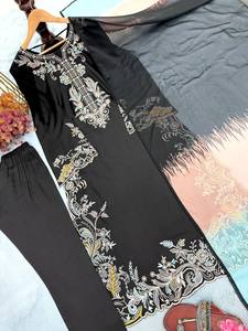Lancement d'un nouveau look de soirée design en satin rayonne, comprenant un kaftan long surdimensionné et un pantalon avec dupatta. - Product Image 6