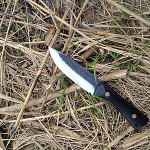 Cuchillo de caza y supervivencia de bolsillo, hecho a mano, con mango de madera y hoja de acero con alto contenido de carbono, con funda de cuero. - Product Image 1