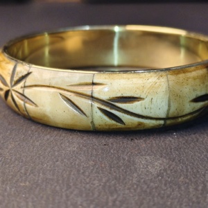 Brazalete de Hueso Tallado con Intrincado Diseño Floral de Rayos de Sol – Pulsera Artesanal Detallada con Grabado Inspirado en la Naturaleza – Hueso Étnico Vintage - Product Image 2