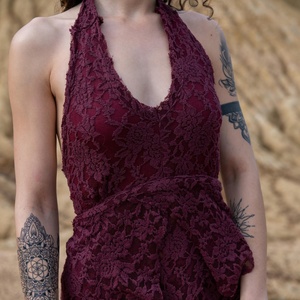 เสื้อครอปเปิดหลังผ้าลูกไม้สไตล์โบฮีเมียน เสื้อผ้าสำหรับงานเทศกาล เนื้อผ้าบางเบา เหมาะสำหรับฤดูร้อน สไตล์ฟรีสไตล์และชุดไปงานปาร์ตี้ - Product Image 2