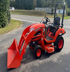 Achetez un tracteur agricole compact 4x4 Kubota BX1880 de 2020 en excellent état de marche, avec plateau de tonte, 18 ch, pour travaux agricoles. - Product Image 3