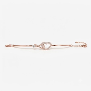 สร้อยข้อมือเพชรทรงอินฟินิตี้แบบเชื่อมต่อกันรุ่น Modern E VS1 สำหรับผู้หญิง พร้อมจี้ห้อยปรับขนาดได้ เพชรแล็บในทองคำบริสุทธิ์ 18K - Product Image 5