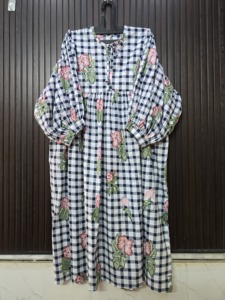 Robe tunique en coton à carreaux noirs et imprimé floral, manches courtes, longueur mi-cuisse, style vacances, robe de club, robe cintrée - Product Image 1