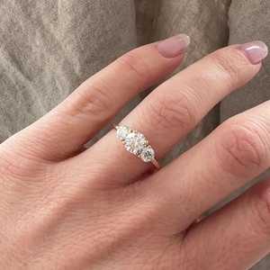 Anillo de Compromiso con Diamante Cultivado en Laboratorio de 2 Quilates, Corte Redondo, Oro Sólido Real de 14K/18K, Anillo de Boda Trilogía de 3 Piedras, Precio de Fábrica, Venta al Por Mayor - Product Image 1