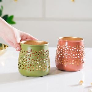 Porte-bougies en métal élégants, parfaits pour décorer les tables, apportant une touche d'élégance, une lueur douce et un attrait réfléchissant. - Product Image 4