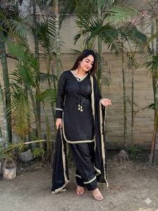 Ensemble Salwar Farsi de haute qualité, costume ethnique de créateur pour les occasions festives et les célébrations traditionnelles, disponible à la vente - Product Image 4
