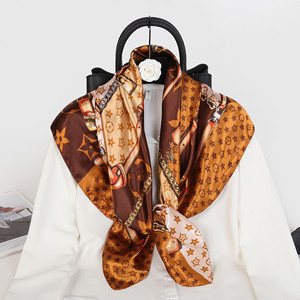 Écharpe en satin de soie 100% personnalisable avec couleur et logo imprimés, longueur moyenne, style décontracté pour femmes, haute qualité, respirante et confortable - Product Image 6