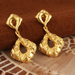 Pendientes colgantes geométricos chapados en oro de 18k con efecto martillado, en forma de caparazón de tortuga irregular, de latón macizo, joyería metálica llamativa para mujer. - Product Image 3