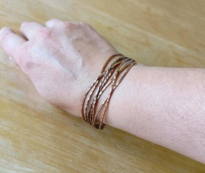 Brazaletes Modernos Hechos a Mano de Aleación de Cobre Sostenible, Bañados en Oro, Martillados, Unisex, para el Día de la Madre, Acción de Gracias - Twisted F S - Product Image 3