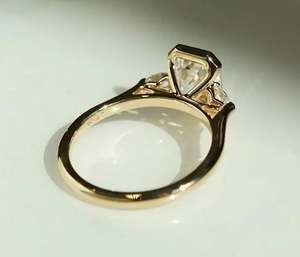 Anillo de Compromiso y Boda de Lujo de Plata 925 Chapado en Oro Rosa con Moissanita de Corte Esmeralda de 2 Quilates y Tres Piedras Engastadas en Bisel - Product Image 4