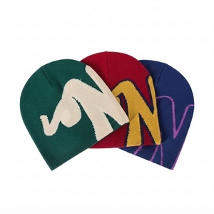 Bonnet en tricot jacquard personnalisé OEM, vente en gros, streetwear d'hiver, bonnet doux en acrylique à revers, logo personnalisé, unisexe, adultes, ajustable - Product Image 1