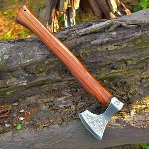 Hache viking artisanale en acier au carbone gravée d'un nœud celtique, hache à barbe avec manche en bois lisse et étui en cuir - Product Image 3