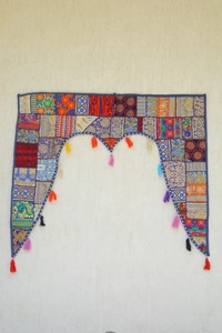Toran indien patchwork : Voile de porte vintage brodé, fait main en coton - Product Image 2