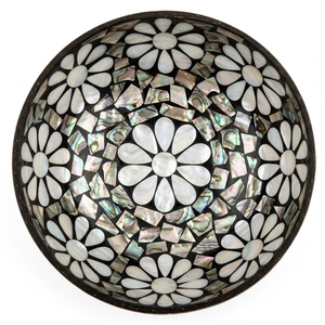 Bol artisanal en coquille de noix de coco avec motif sculpté, matériau éco-responsable, texture lisse et polie pour cuisines élégantes - Product Image 2