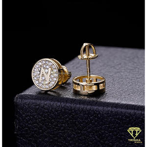 Magnifiques boucles d'oreilles clous initiales en diamant de laboratoire plaqué or, en argent sterling 925, bijoux élégants sertis de pierres - Product Image 4
