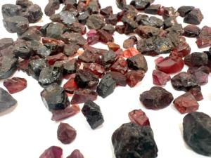 Pierre précieuse naturelle grenat rouge brut pour la fabrication de bijoux, haute qualité, effet étoile changeant de couleur, pierres lâches Rajasthan Gigli Rigli - Product Image 2