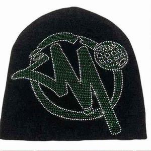 Gorro de punto personalizado con pedrería brillante y logotipo impreso, estilo chic y moderno. - Product Image 5