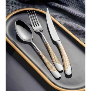 Le service de couverts Assured combine un design intemporel à une touche de chaleur moderne pour une mise en scène de table polyvalente, un ensemble de vaisselle incroyablement élégant. - Product Image 5