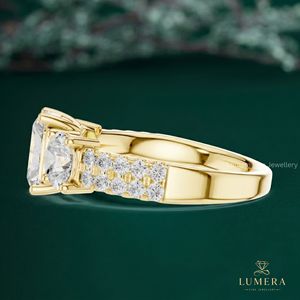 Bague de fiançailles à trois pierres en diamant de laboratoire avec double pavé, or jaune émeraude, cadeau personnalisé pour femme - Product Image 4