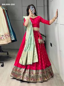 Ensemble Lehenga-Choli en soie Paithani traditionnelle indienne avec motifs tissés colorés et bordure Zari, accompagné de Batwa, à prix de gros - Product Image 2