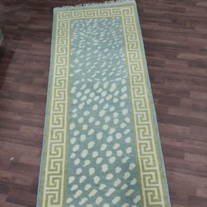 Alfombra de lana azul y verde vibrante: diseño abstracto tejido a mano con puntos y borde de clave griega, bordado abstracto para sala de estar - Product Image 1