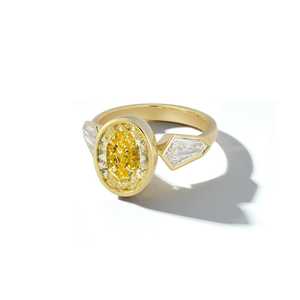 Bagues de fiançailles à trois pierres serties clos, avec pierres latérales fantaisie jaunes ovales en forme de cerf-volant, diamants de laboratoire, alliances de cocktail en or massif 14 carats - Product Image 1