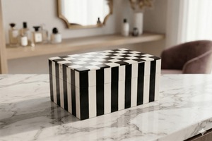 Caja de Almacenamiento de Joyería de Resina a Cuadros Blancos y Negros, Hecha a Mano, Moderna, Decorativa, para Accesorios, Disponible para la Venta - Product Image 2