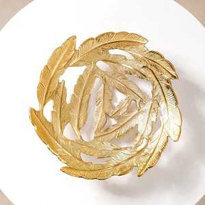Plateau décoratif en aluminium artisanal moderne en forme de plume dorée pour mariage, remise de diplôme, Diwali, fêtes, décoration de la maison - Product Image 1